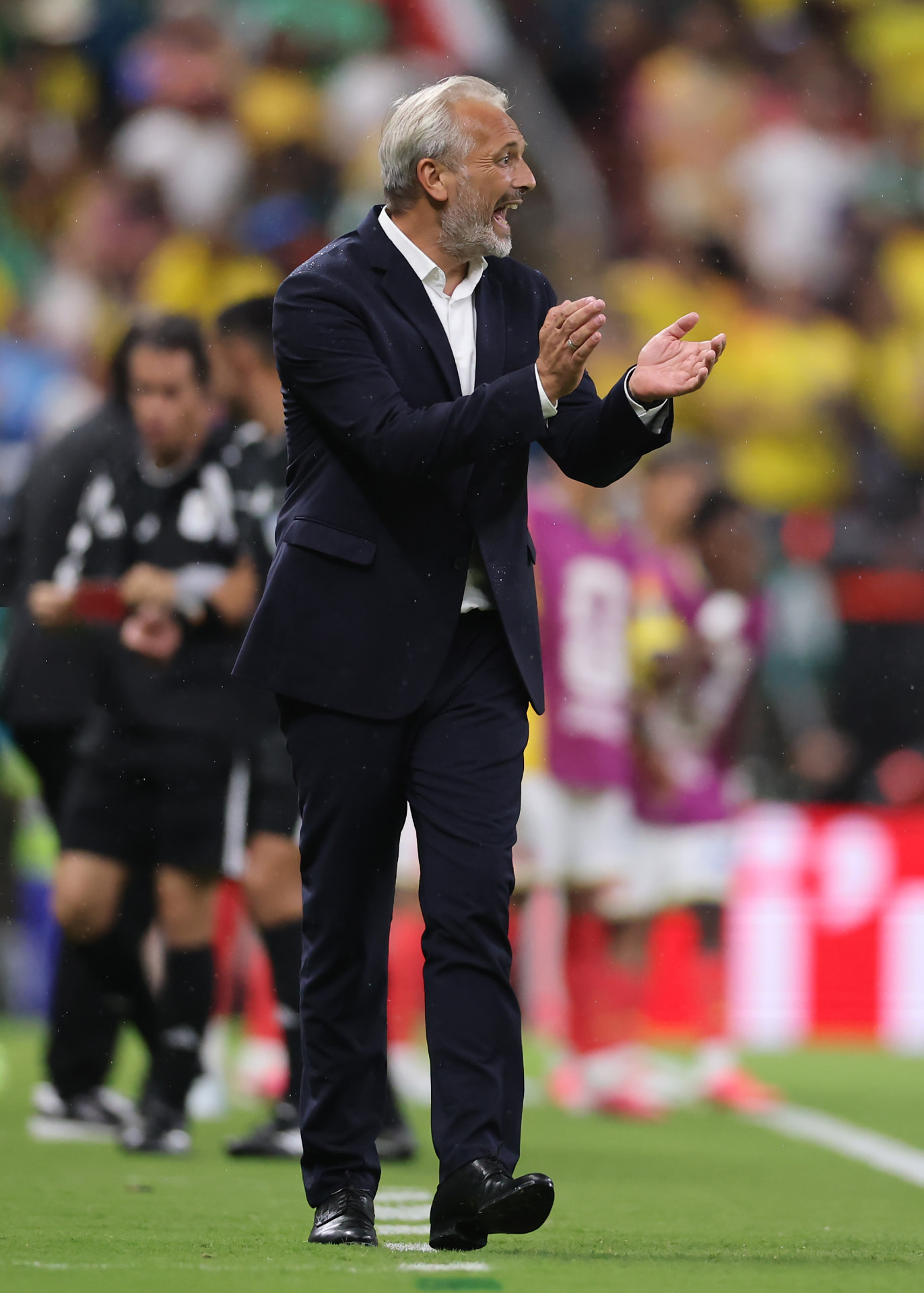Sébastien Desabre donnant ses consignes depuis le bord du terrain